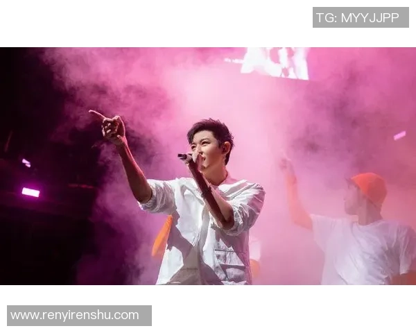 足球明星意外现身前任婚礼引发热议昔日恋情重燃舆论关注 足球明星意外现身前任婚礼引发热议昔日恋情重燃舆论关注