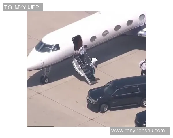 足球明星乘坐大巴的精彩瞬间视频曝光引发球迷热议 足球明星乘坐大巴的精彩瞬间视频曝光引发球迷热议